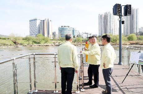 주요 현안 현장점검 (운정 로컬푸드 직매장 건설현장, 운정호수공원 수질개선 현장) (2026. 04. 15)_9