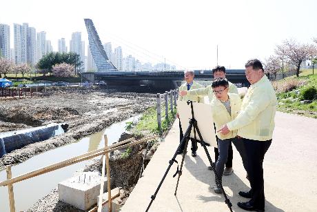 주요 현안 현장점검 (운정 로컬푸드 직매장 건설현장, 운정호수공원 수질개선 현장) (2026. 04. 15)_7