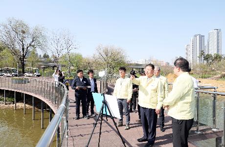 주요 현안 현장점검 (운정 로컬푸드 직매장 건설현장, 운정호수공원 수질개선 현장) (2026. 04. 15)_10